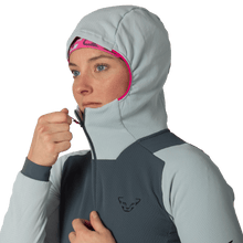 Laden Sie das Bild in den Galerie-Viewer, Dynafit Blacklight Therm Hooded Jacket Damen – cloud blue, Detailansicht