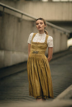 Laden Sie das Bild in den Galerie-Viewer, Dirndl Vreni
