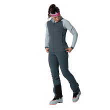Laden Sie das Bild in den Galerie-Viewer, Dynafit Blacklight Therm Hooded Jacket Damen – cloud blue, getragen
