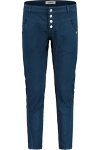 Laden Sie das Bild in den Galerie-Viewer, BeppinaM. Garment Dye Pants dusty blue Maloja
