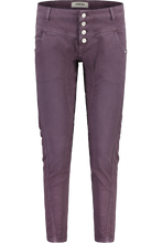 Laden Sie das Bild in den Galerie-Viewer, BeppinaM. Garment Dye Pants stormy lilac Maloja
