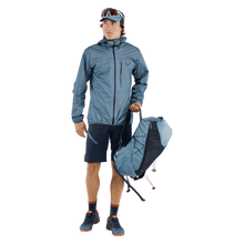 Laden Sie das Bild in den Galerie-Viewer, Dynafit Traverse 22 Backpack – storm blue, getragen
