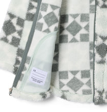 Laden Sie das Bild in den Galerie-Viewer, Columbia West Bend Fleece Jacke mit Print – Tea Light Cozy Quilt
