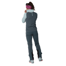 Laden Sie das Bild in den Galerie-Viewer, Dynafit Blacklight Therm Hooded Jacket Damen – cloud blue, Perspektivansicht
